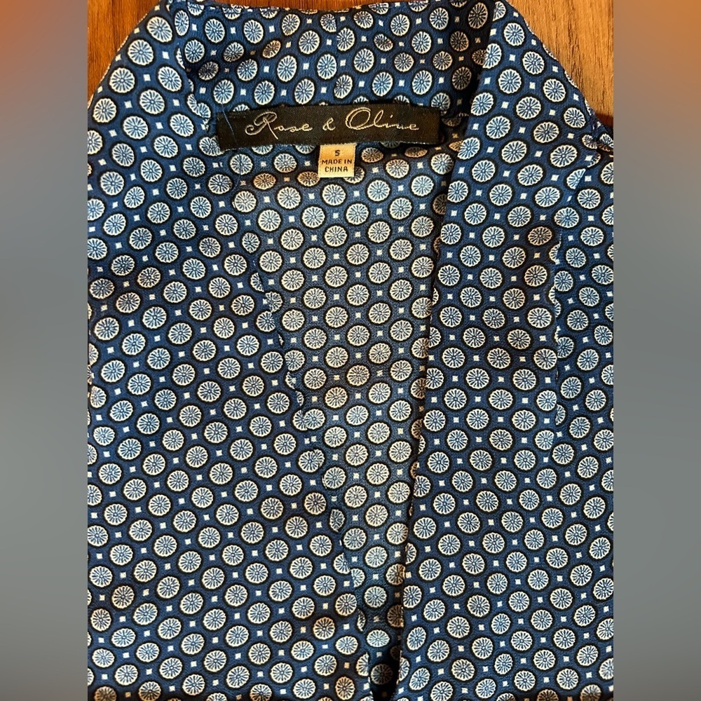 Rose & Olive blouse size Small navy, blue, and white dots pattern , sleeveless - Picture 3 of 6